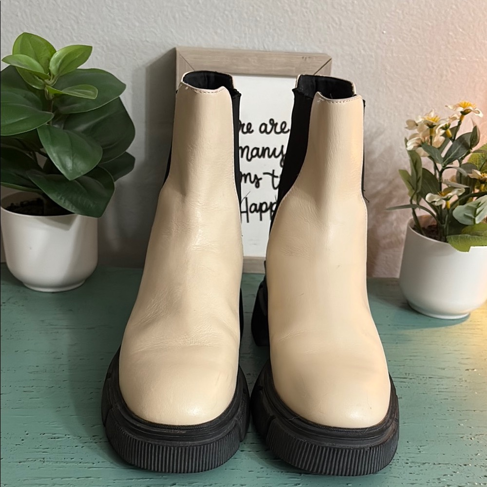 ZARA Cream Ankle Boots with Black Sole SZ. 39 EUR box 147